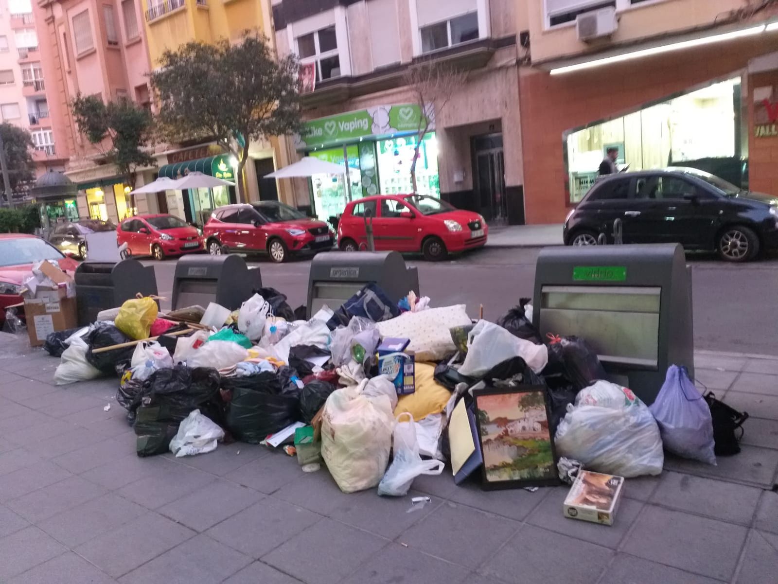 Bolsas de basura fuera de los contenedores