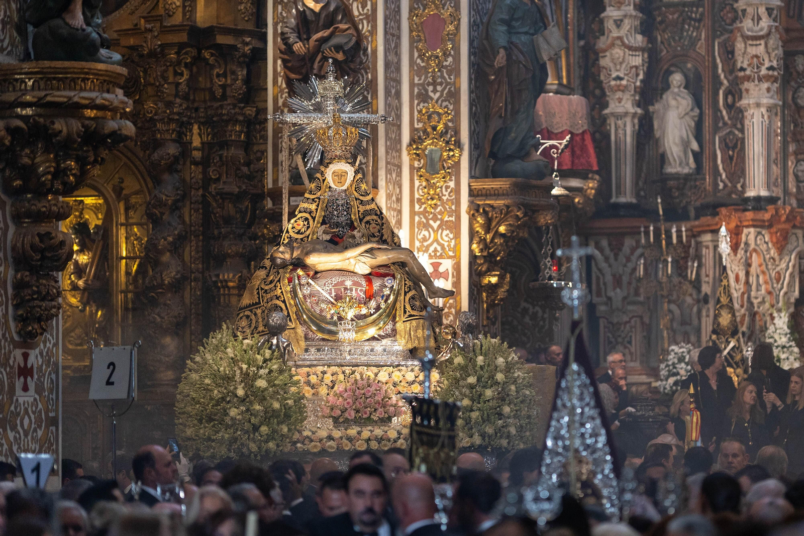 Fotos: así ha sido la procesión de la Virgen de las Angustias de Granada