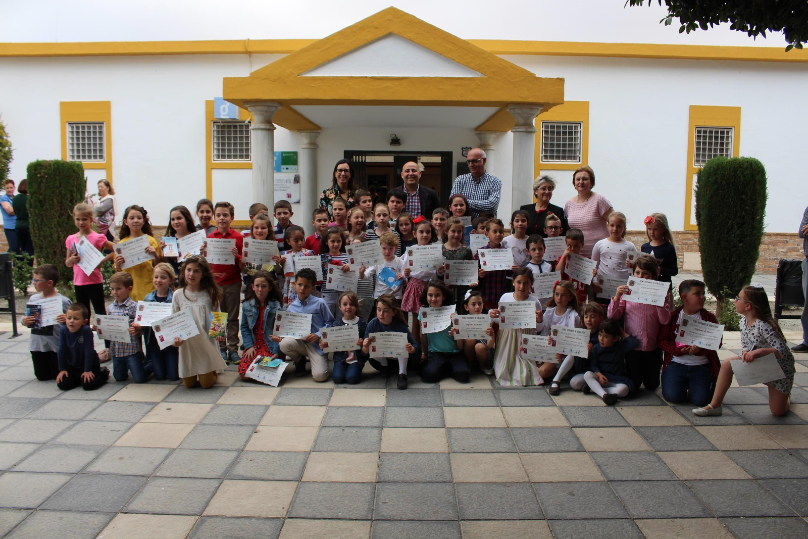 Entrega de diplomas a los mejores lectores infantiles del año.