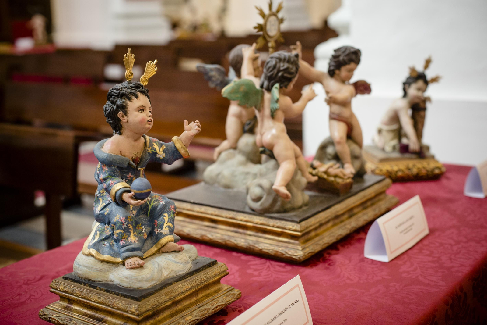 Exposición de imágenes del niño Jesús en la iglesia de San José