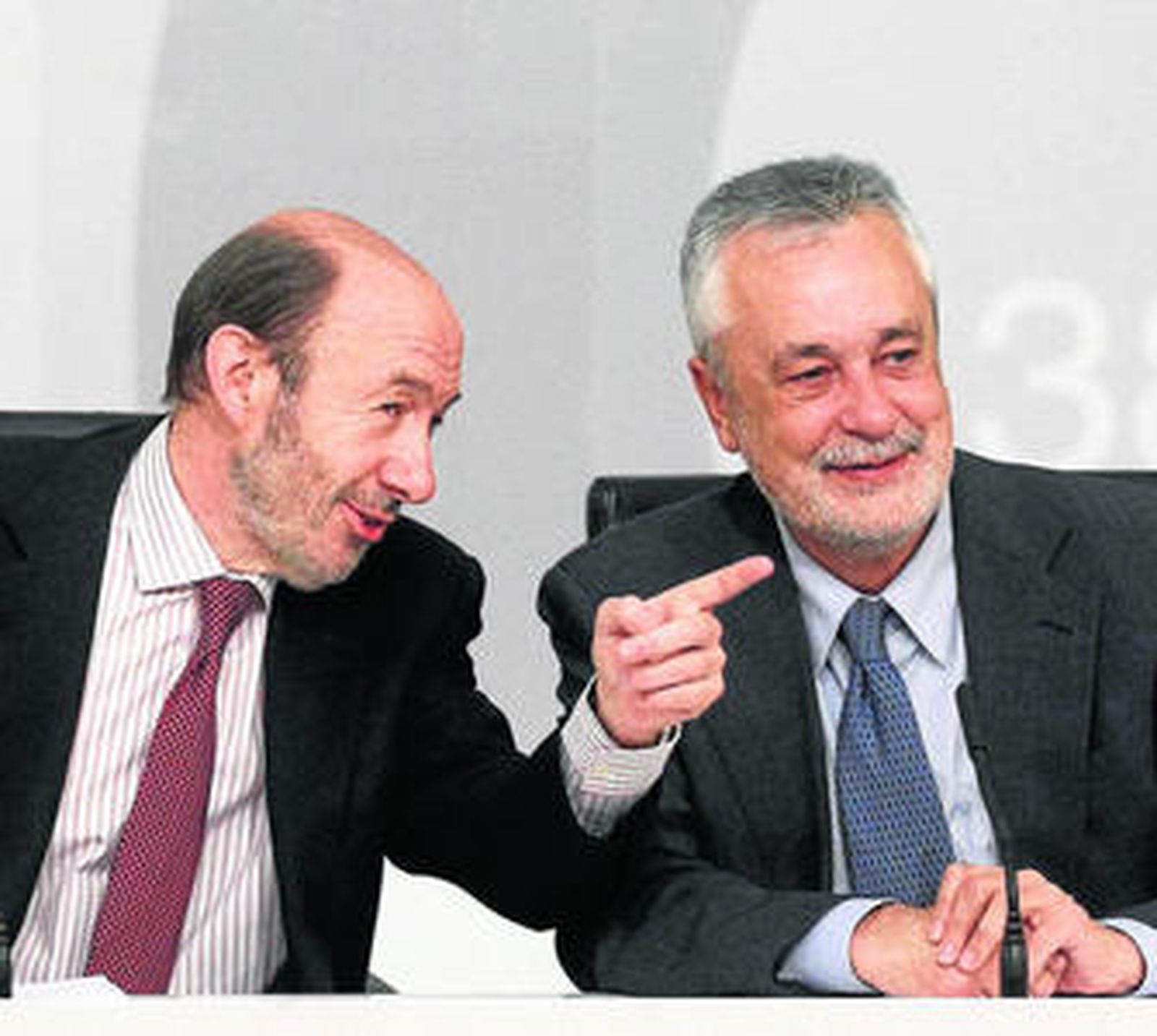 Rubalcaba y Griñán, ayer en la primera reunión de la Ejecutiva Federal, en la sede de Ferraz.