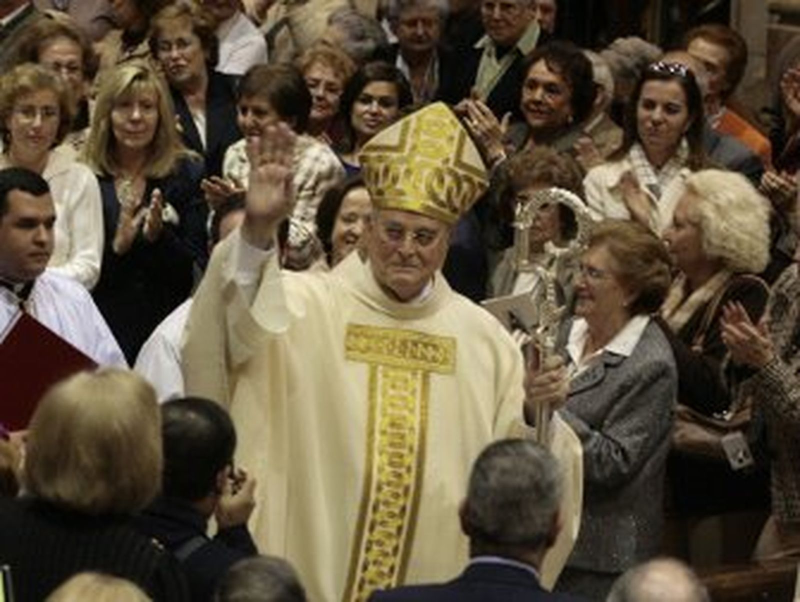 Un franciscano que se marcha entre multitudes