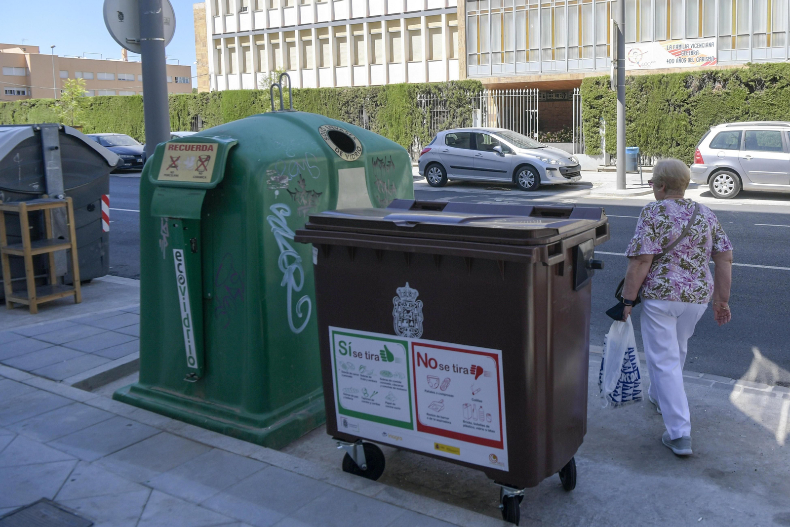 Imagen de archivo de un contenedor marrón en Granada