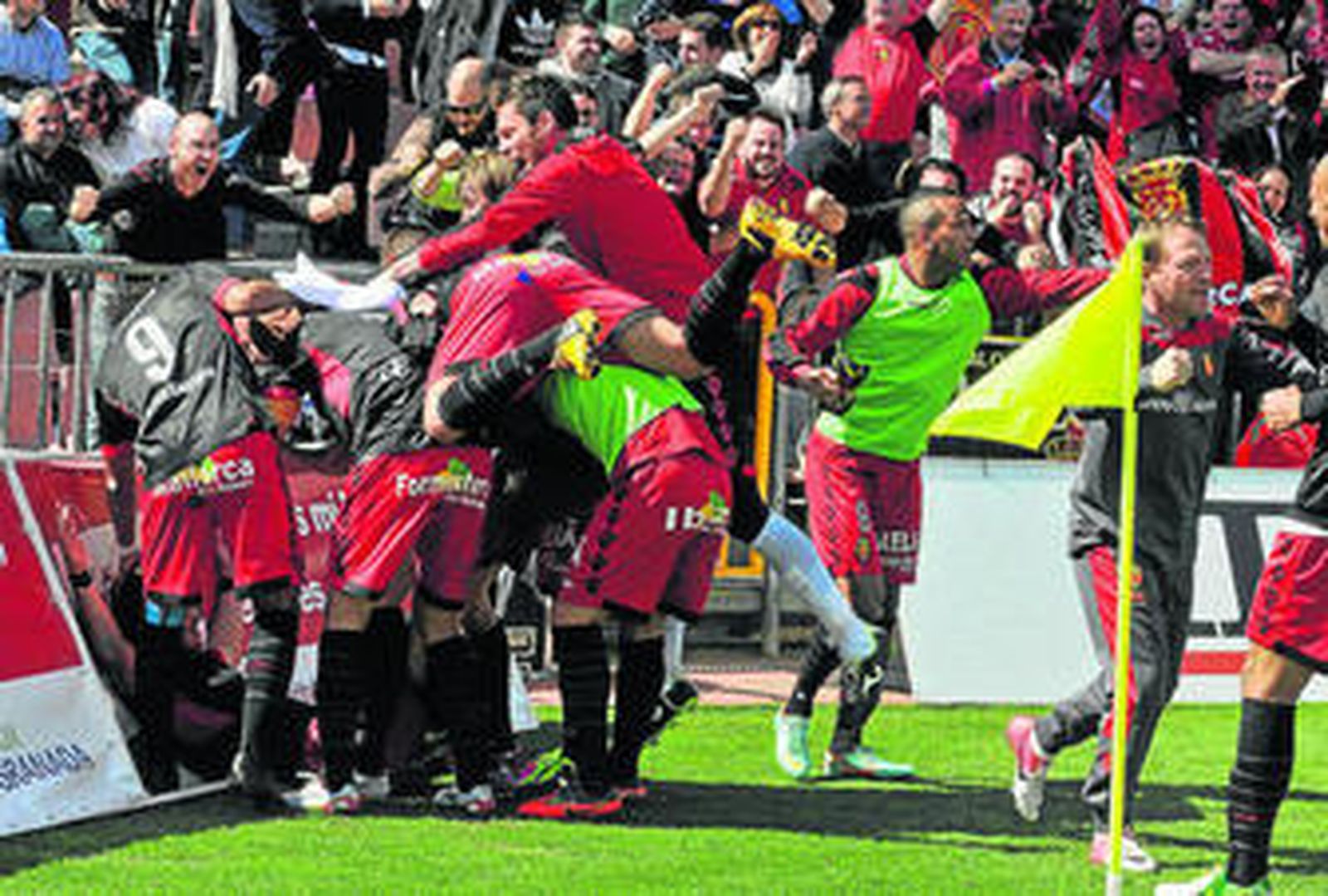 Los jugadores del Mallorca celebran, junto a un grupo de aficionados bermellones, el gol de Hemed.