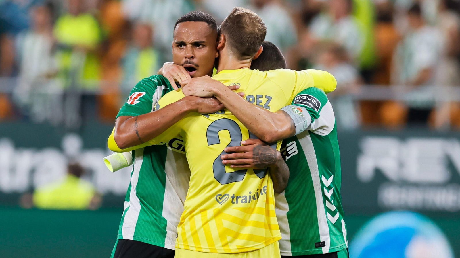 Pau López, Bartra y Natan se abrazan tras la victoria del Betis ante el Alavés