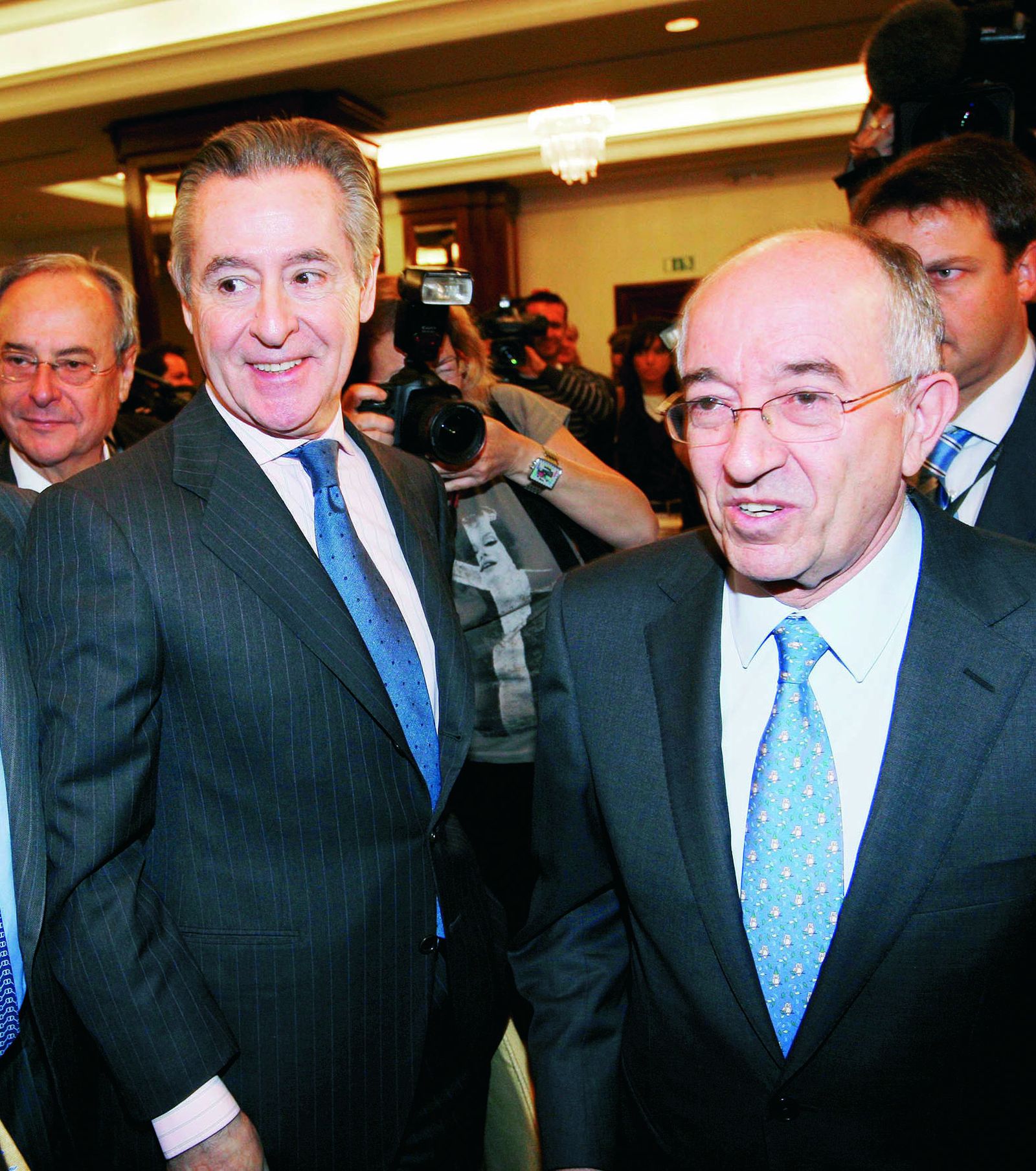Miguel Blesa, ex presidente de Caja Madrid que se suicidaría años después, y Miguel Ángel Fernández Ordóñez, en 2009.