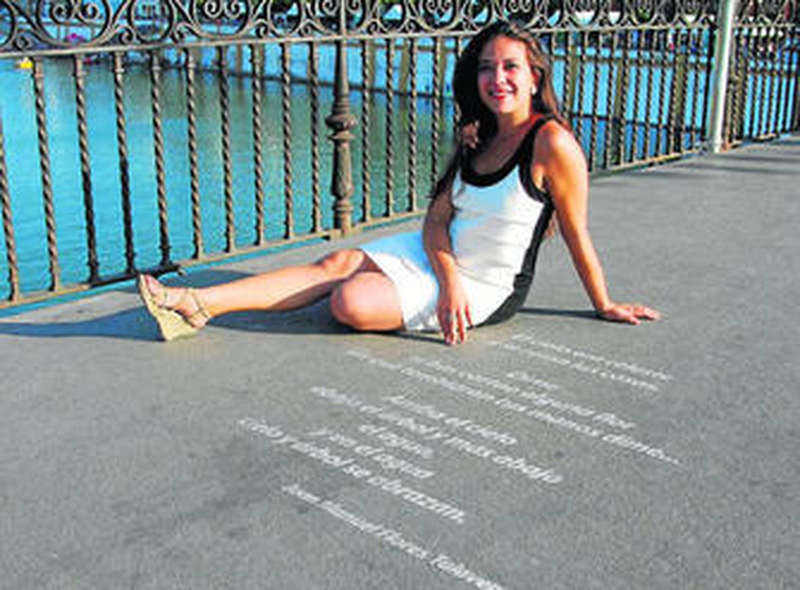 Marianna Maierú, sobre el puente de Triana junto a versos de Juan Manuel Flores: "Dime si has cortao alguna flor...".