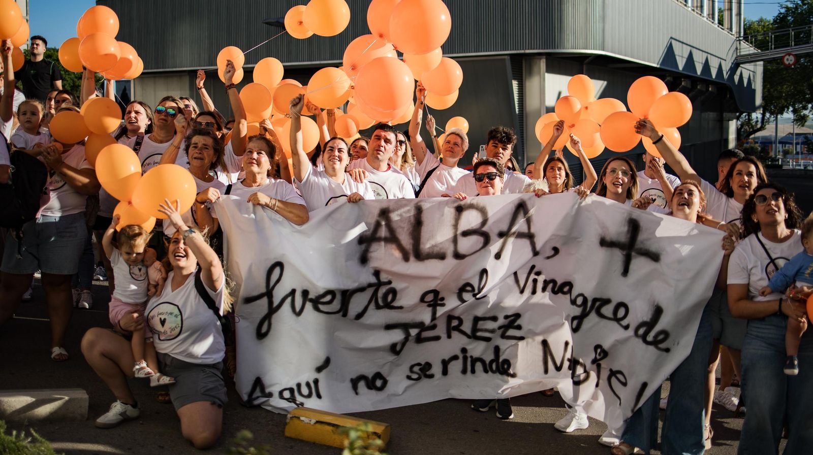 Familia y amigos de Alba Barrera la sorprenden a los pies de su habitación en el Hospital de Jerez