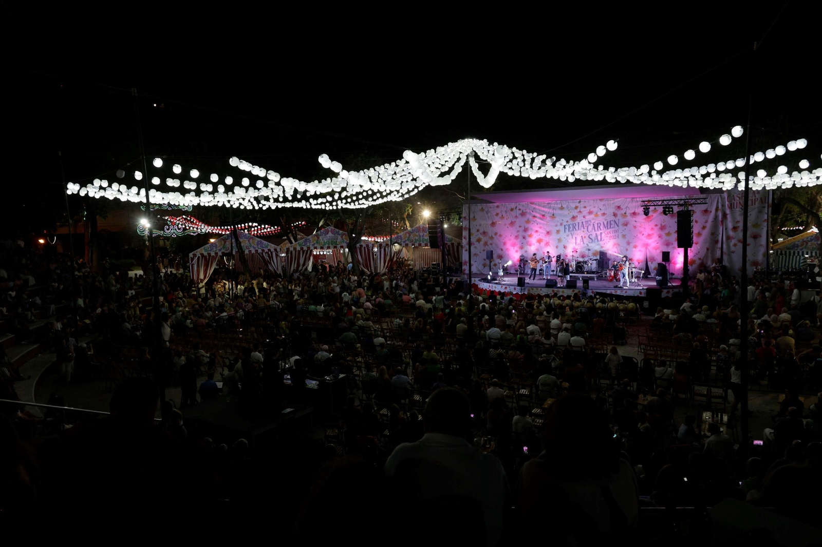 Las imágenes de la primera noche de la Feria del Carmen y de la Sal en San Fernando Las imágenes de la primera noche de la Feria del Carmen y de la Sal en San Fernando