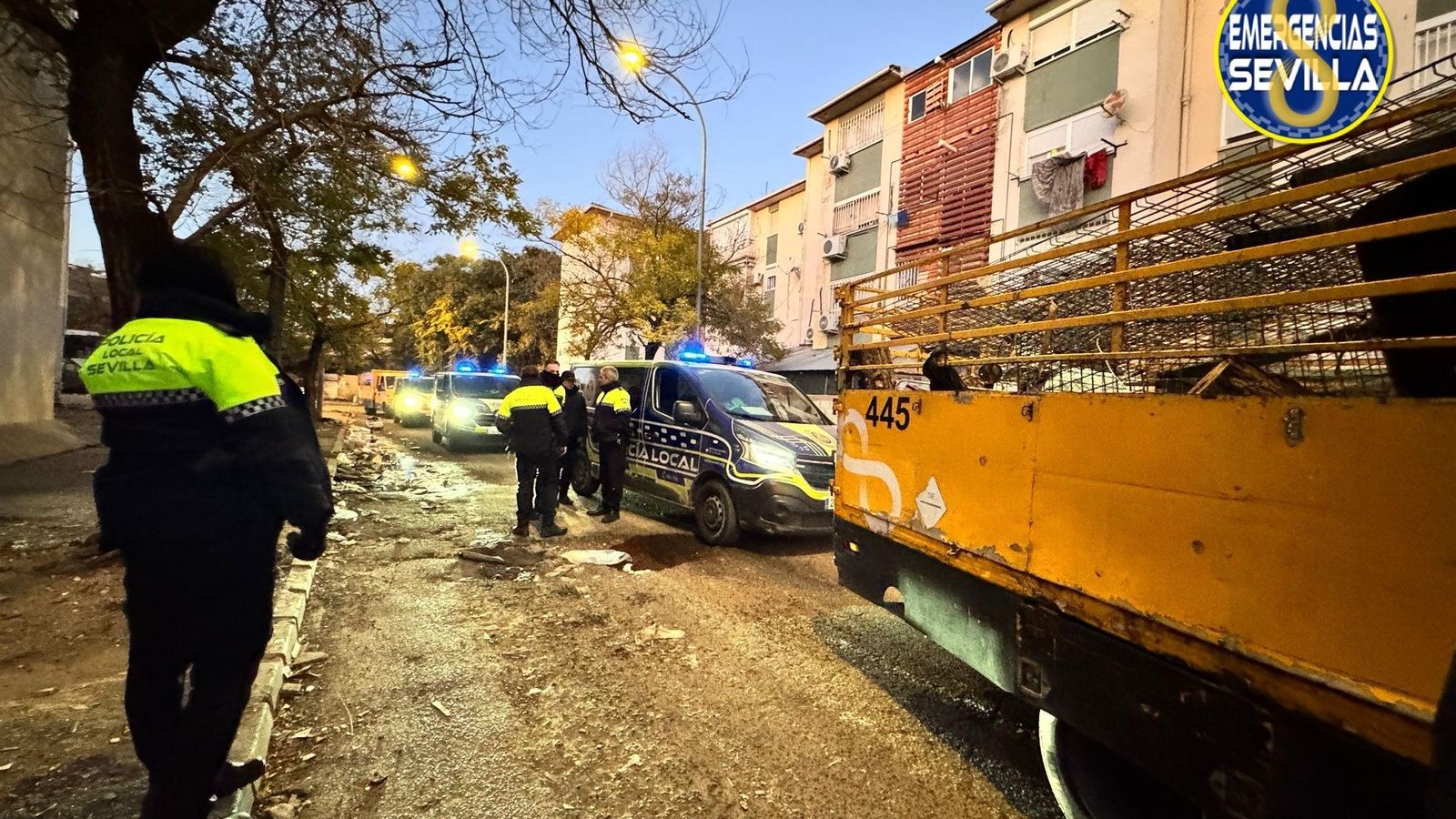 Policía Local y efectivos de Lipasam, en el dispositivo llevado a cabo esta madrugada en el Polígono Sur.