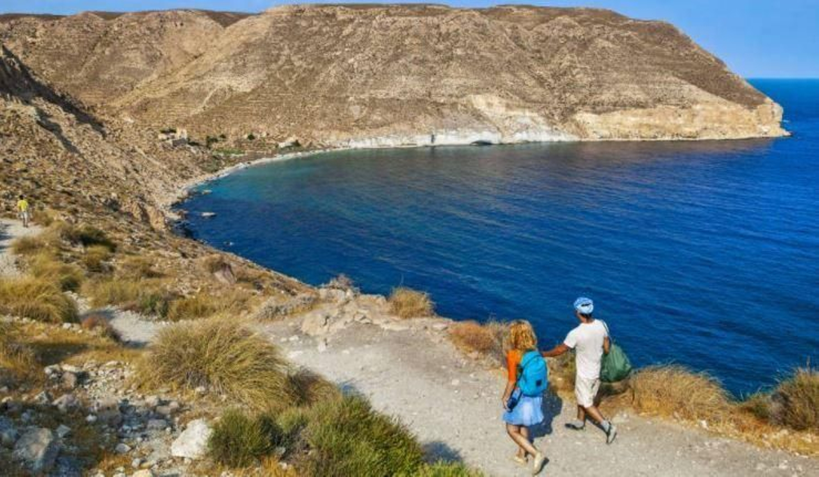 Dos senderistas en una cala de Cabo de Gata.
