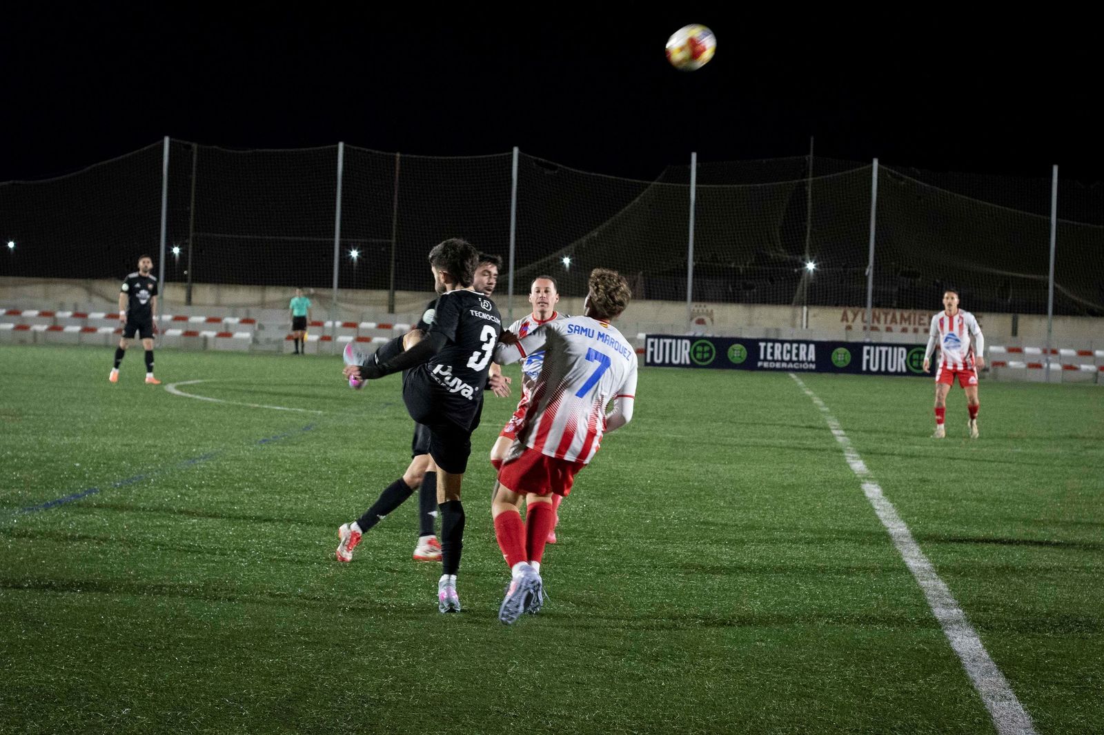 Samu Márquez pugnando con un defensor del San Pedro por el balón.