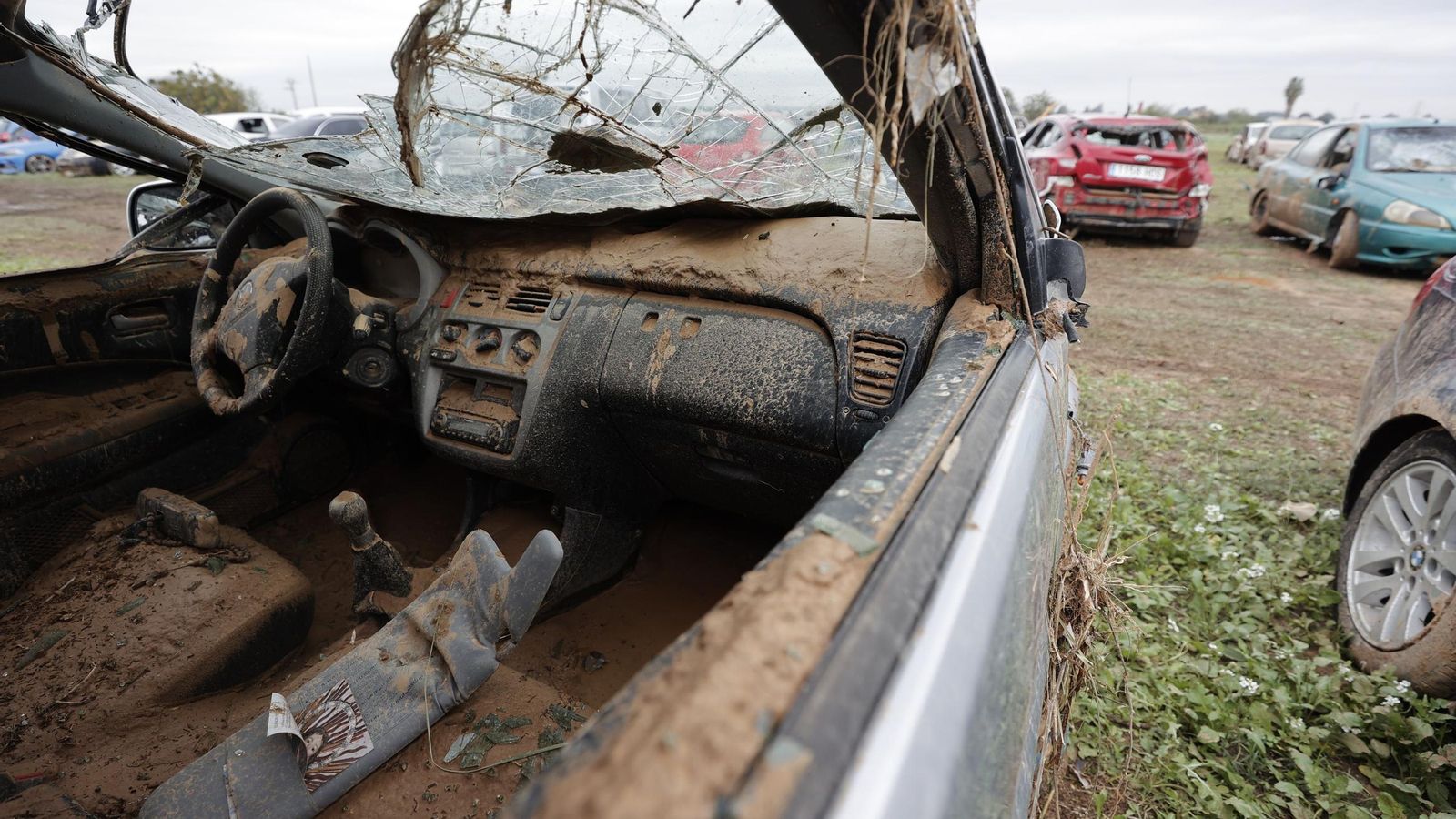 Vehículos apilados en Paiporta