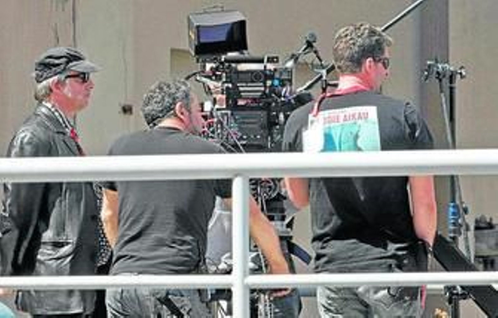 El director de la película 'El infiltrado' durante el rodaje en la plaza Virgen de las Lágrimas, ayer.