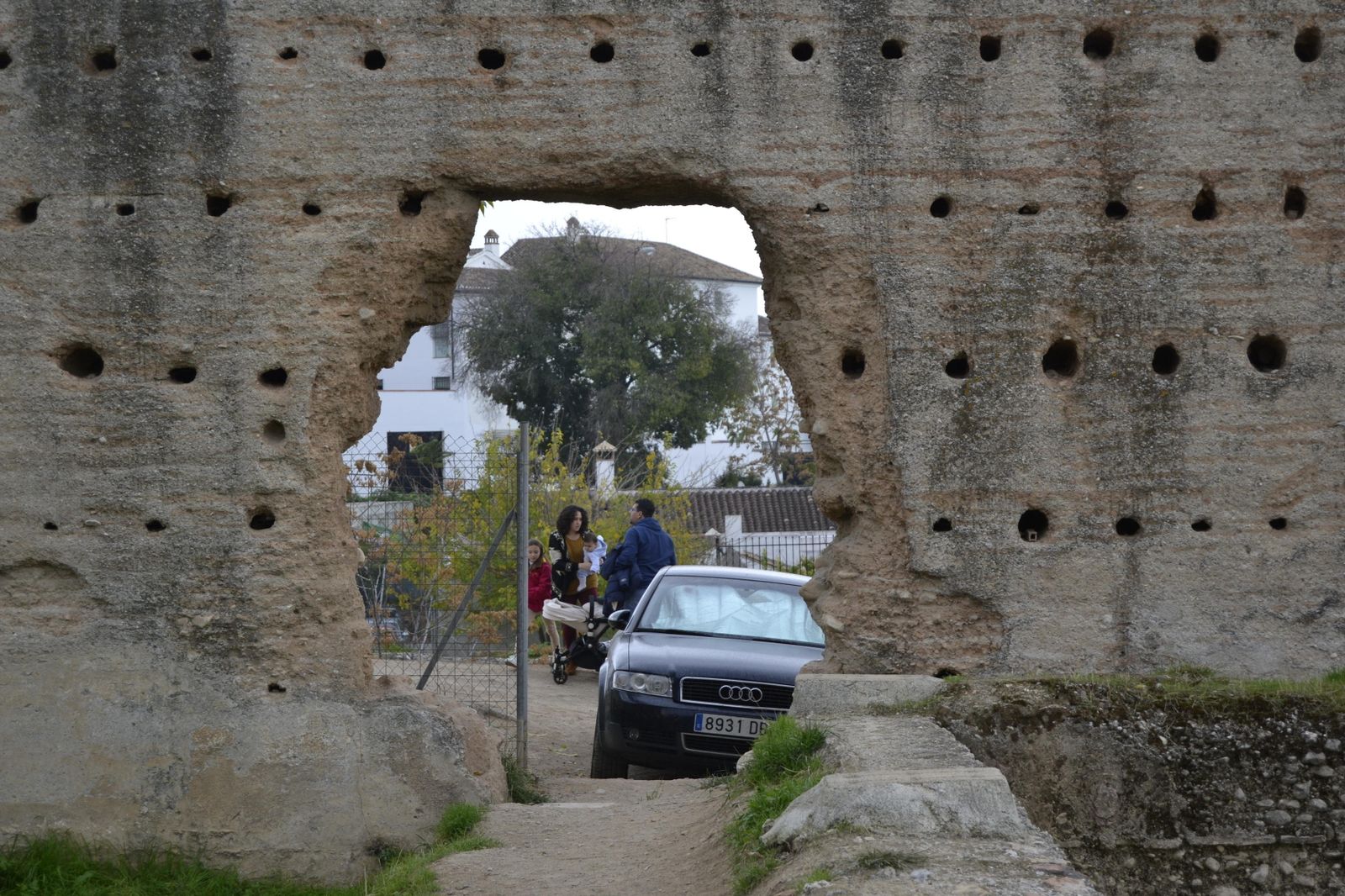 Hay muchas zonas de esta histórica construcción que se encuentran en mal estado, como la muralla Alberzana.