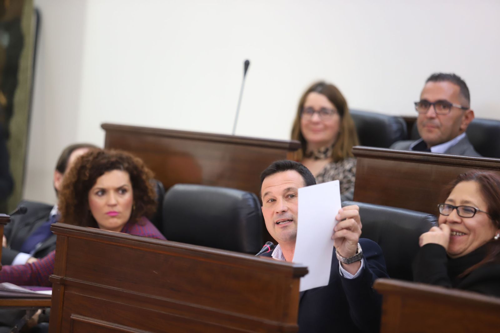 Mª Eugenia Limón y Ezequiel Ruiz, durante un pleno de la Diputación.