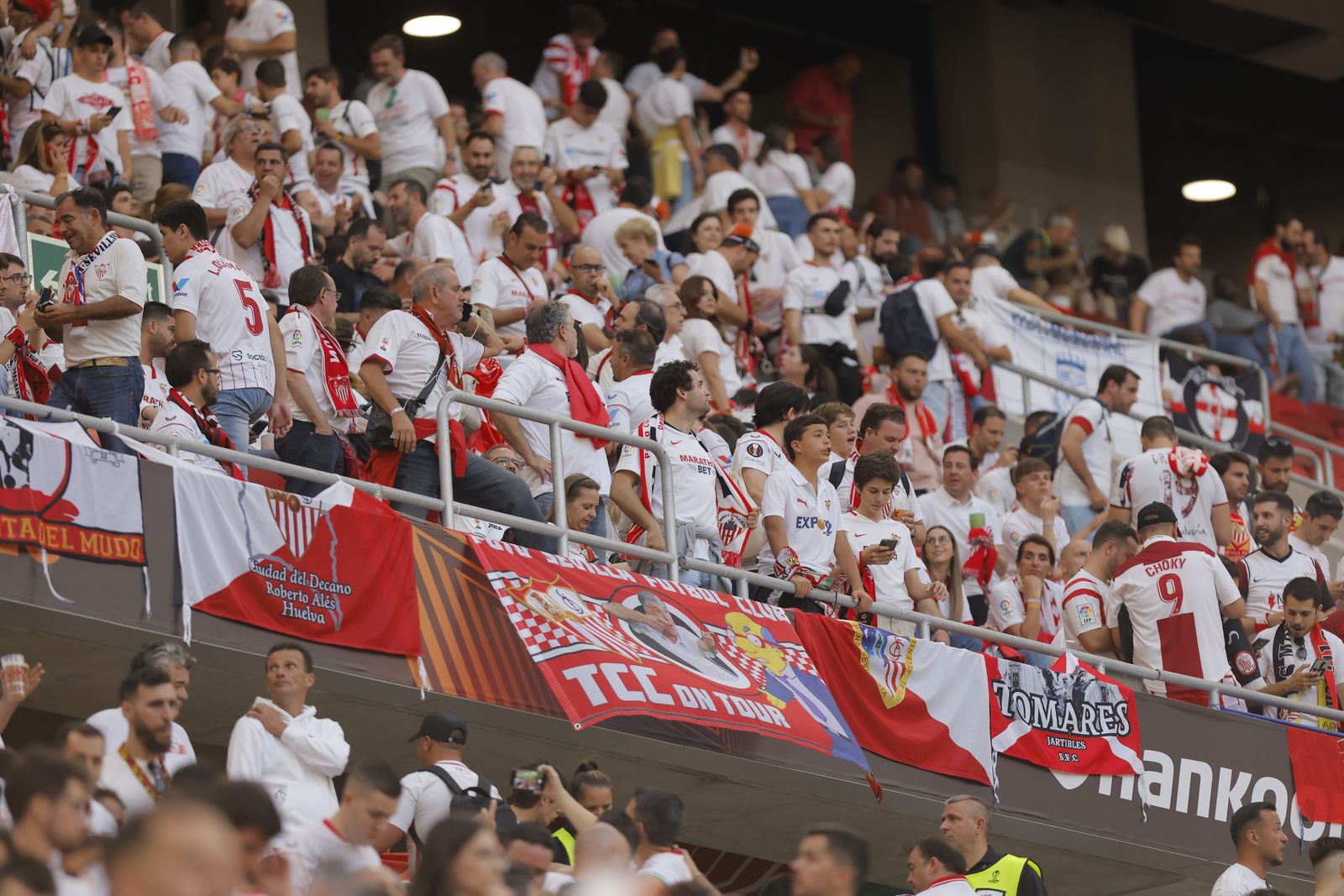 Búscate en las fotos del Sevilla-Roma