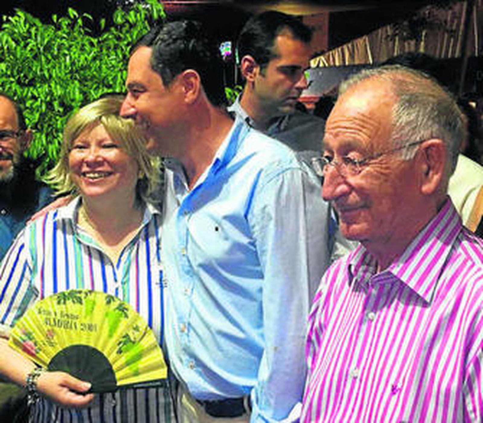 Juanma Moreno y Gabriel Amat a su llega El Cañillo.