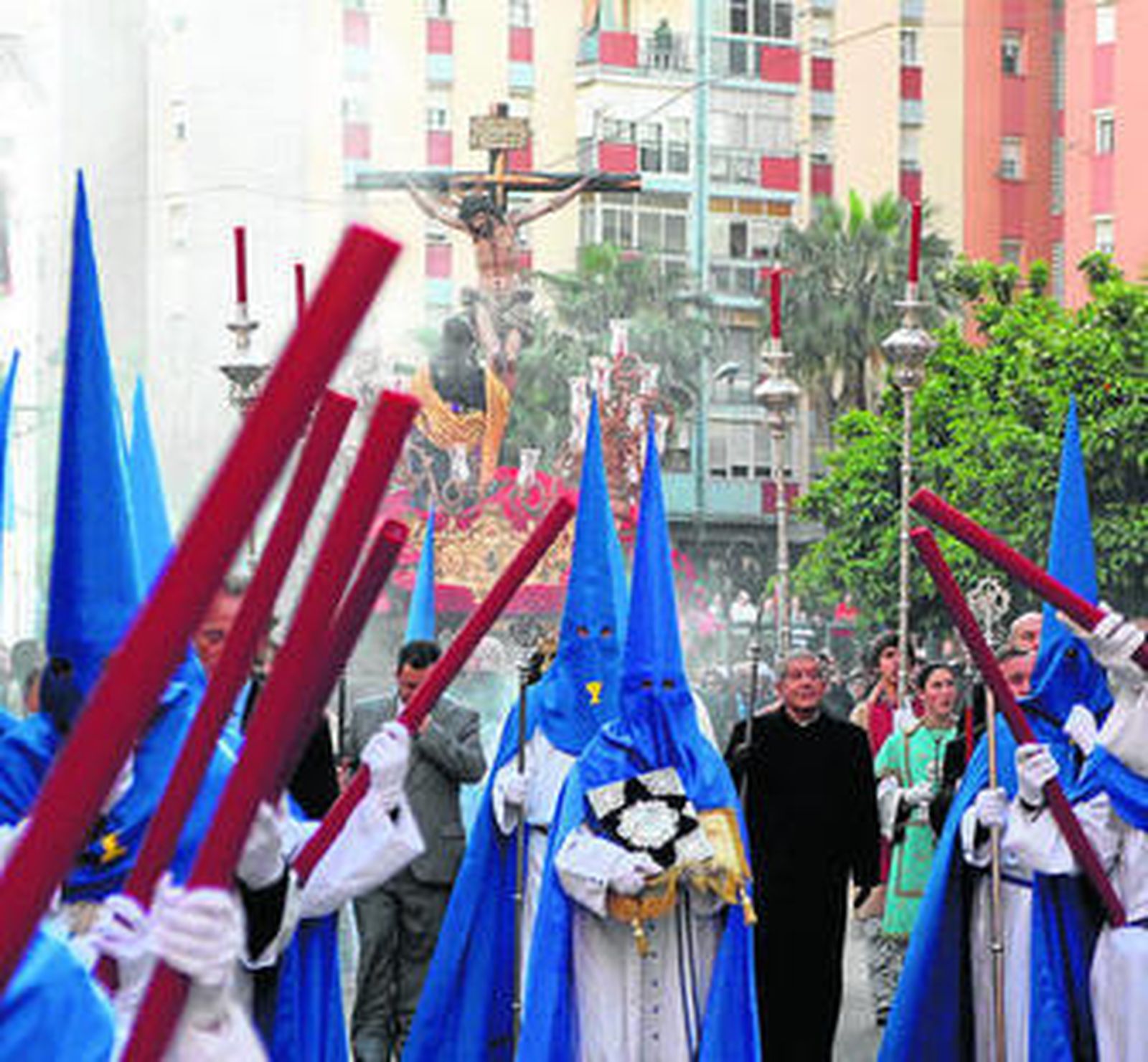 El paso de Misterio se abre paso en la calle Jacinto Benavente.