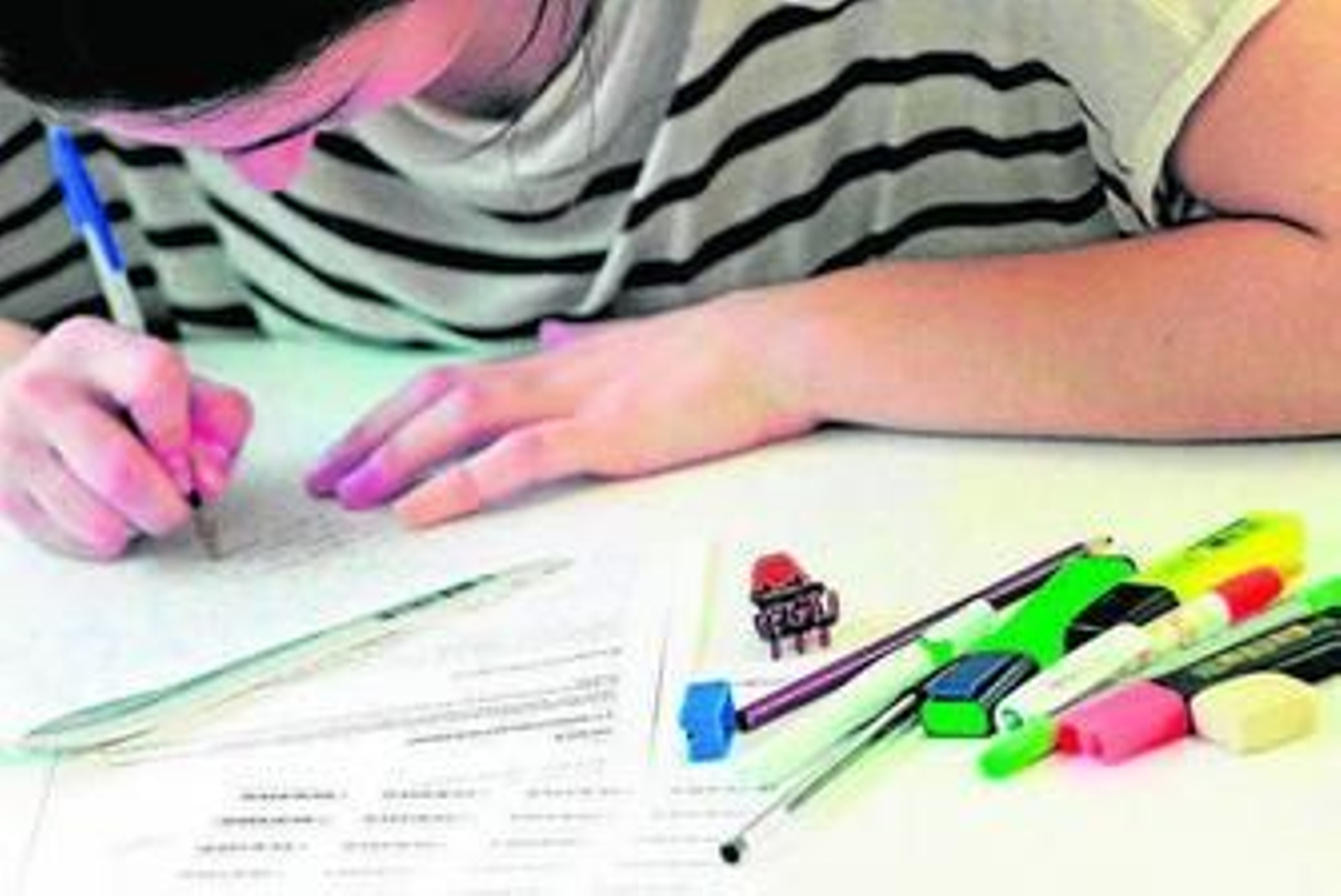 Una joven realizan un examen.