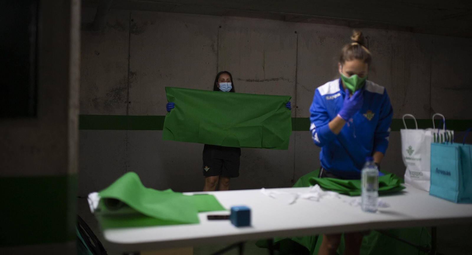 Coronavirus: Las jugadoras del Betis fabrican batas y  mascarillas para los sanitarios