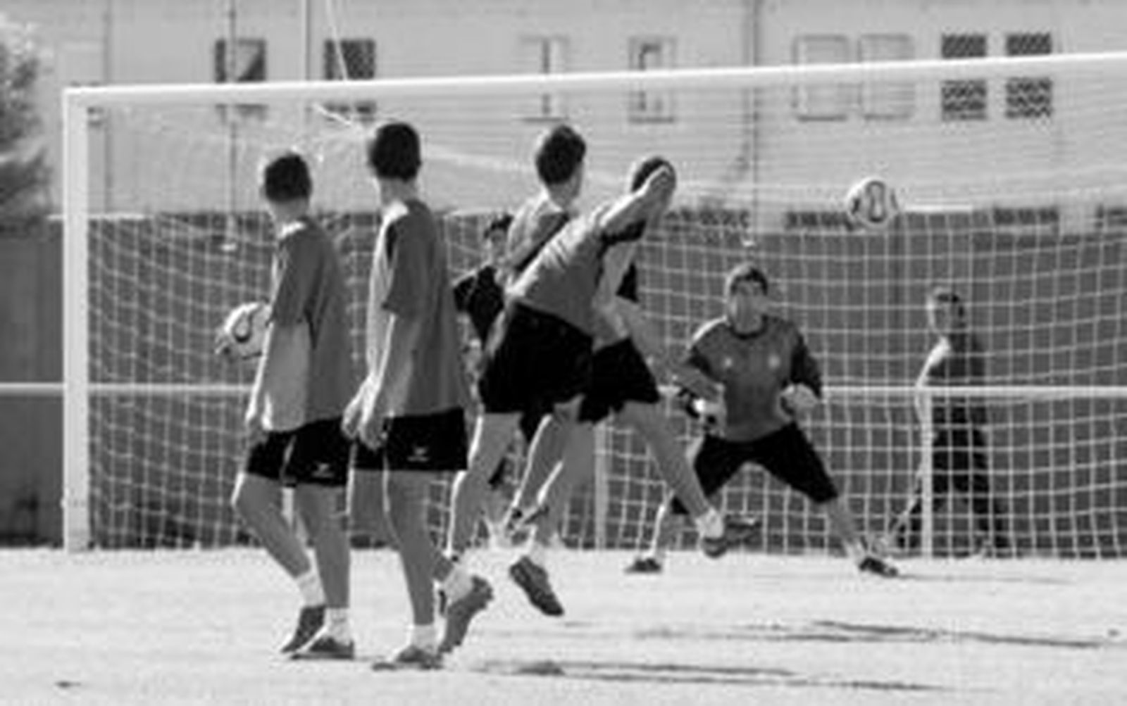 Pedro Muñoz vigila el balón en un entrenamiento de la Unión.