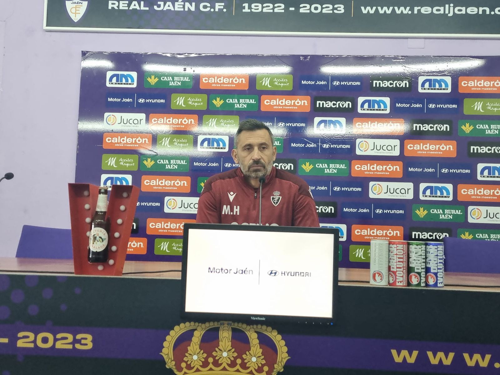 Manolo Herrero atiende a los medios de comunicación en sala de prensa.