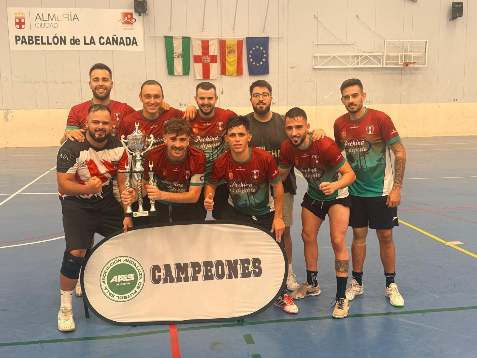 Los jugadores del CD Pechina reciben el trofeo de campeón de la Supercopa de Almería después de hacerse con la victoria.