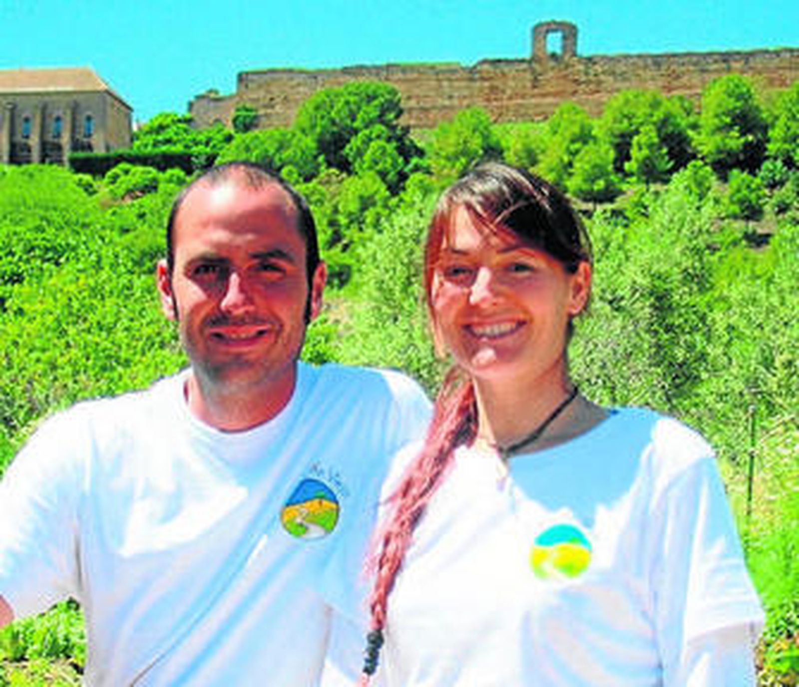 1. En este centro de agroecología integral se imparten talleres de sensibilización medioambiental para grupos escolares y familias. 2. Paco Rodríguez León e Inés Otero Pareja, propulsores de la iniciativa. 3. Imagen de plantaciones en el huerto. 4. En el Arrecife también pueden comprarse verduras ecológicas.
