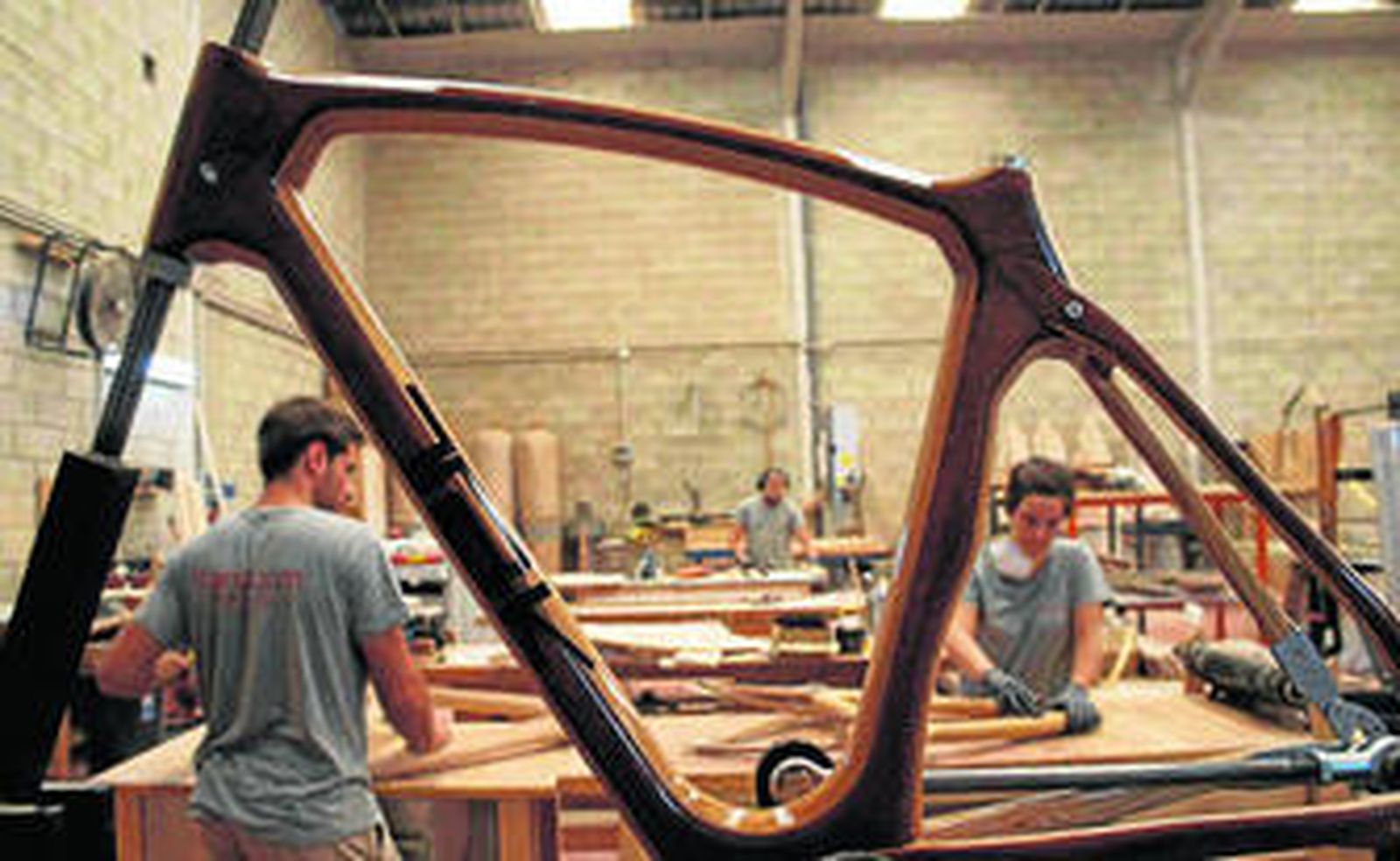Fábrica de bicicletas de madera en Dos Hermanas, una idea de tres jóvenes que se está afianzando.
