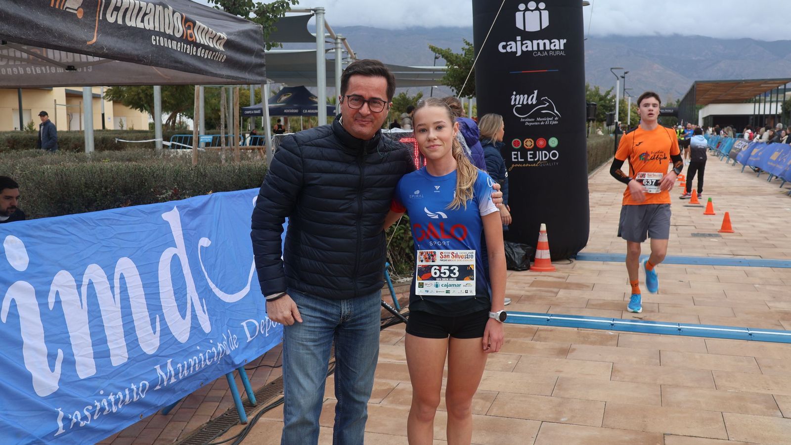 El alcalde de El Ejido, Francisco Góngora, posa junto a una de las atletas participantes en la prueba.
