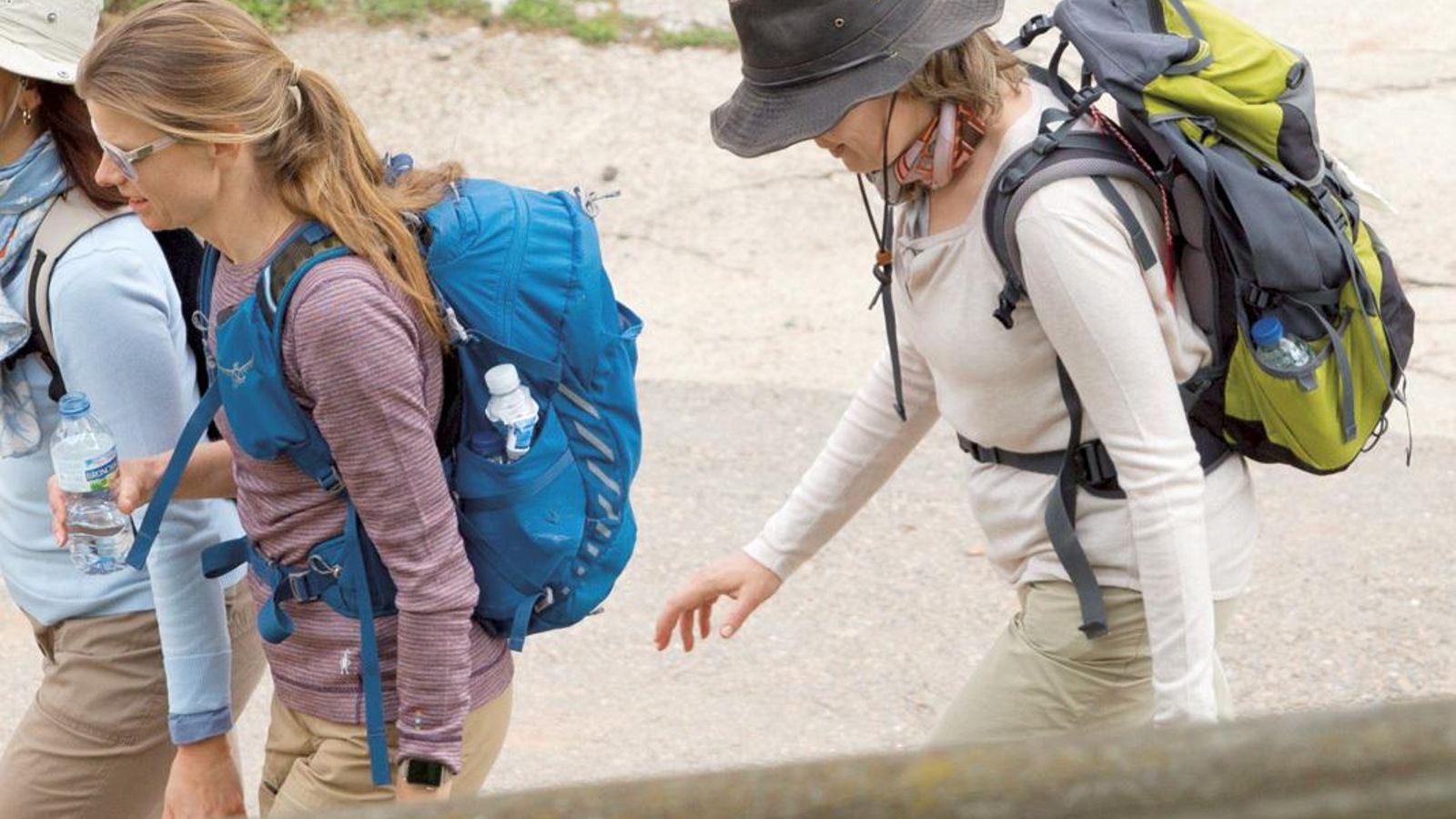 La reina Matilde, con mochila y gorro, en el Camino de Santiago.