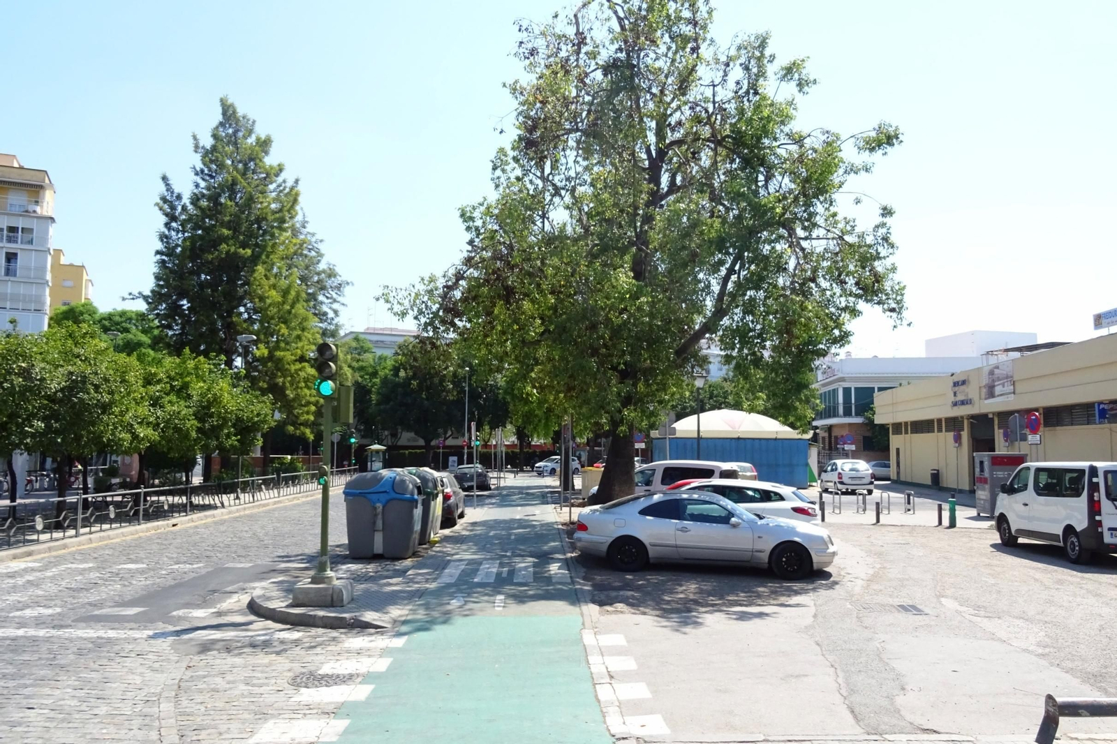 Varios coches aparcados en la Plaza San Martín de Porres, frente al Mercado de San Gonzalo.