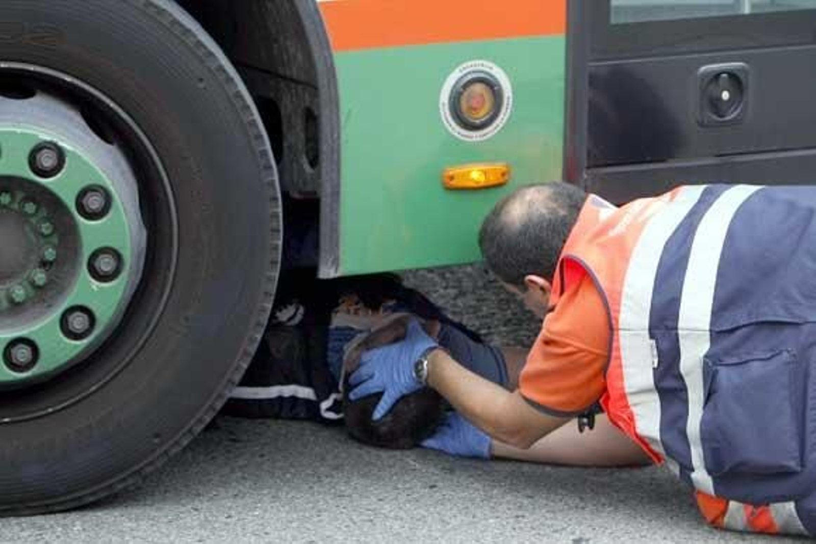 Fallece un joven de 30 años arrollado por un bus urbano