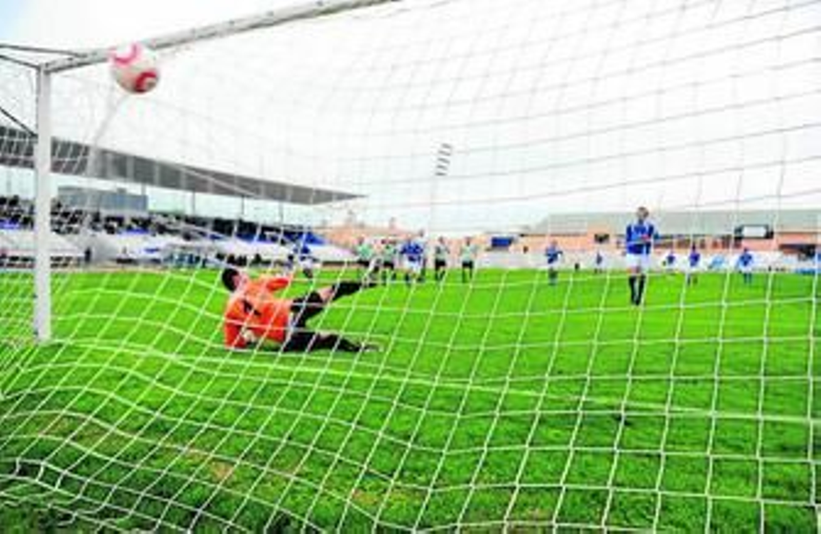 Momento en que Pedro Carrión anota el segundo tanto del equipo isleño, primero que marca el delantero como azulino.