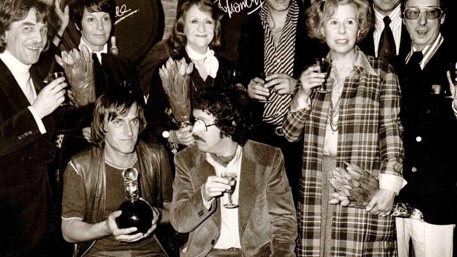 Grupo de artistas holandeses beben jerez en el Continental Bodega de Amsterdam, 1977.