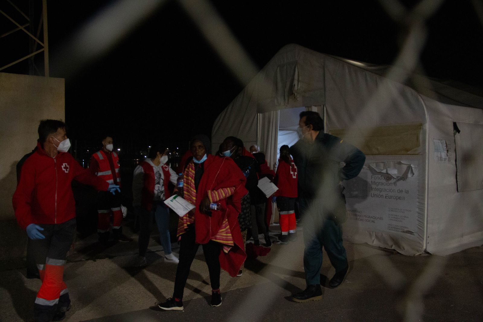 Trasladan a Motril a 45 personas tras llegar en una patera a la isla de Alborán
