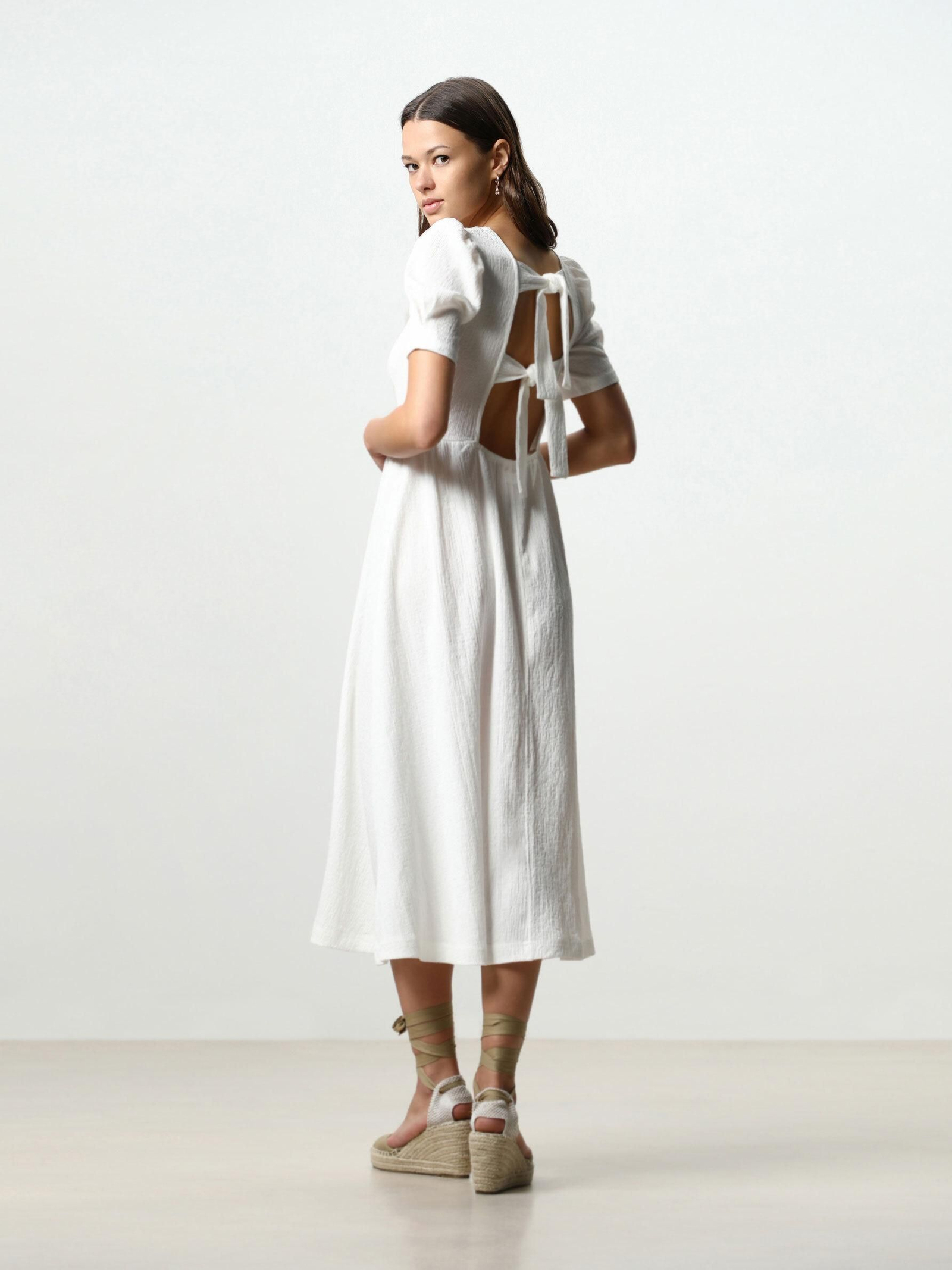 Vestido blanco de Lefties.