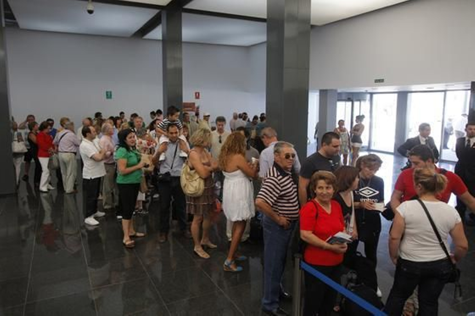 El muelle de Cádiz se estrena como puerto base e inaugura su nueva terminal de pasajeros con la salida del ´Grand Voyager´. 

Foto: Jesus Marin
