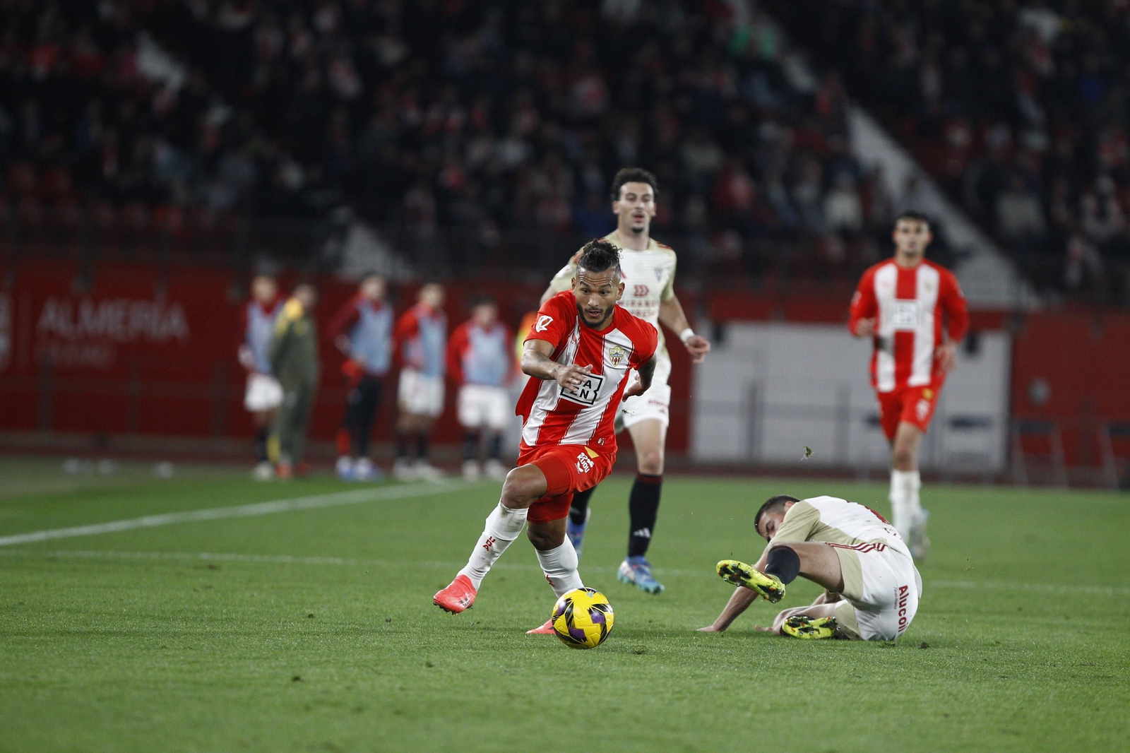 La U.D. Almería se impone por 1-0 al C.D. Mirandés y alcanza la segunda plaza, en imágenes