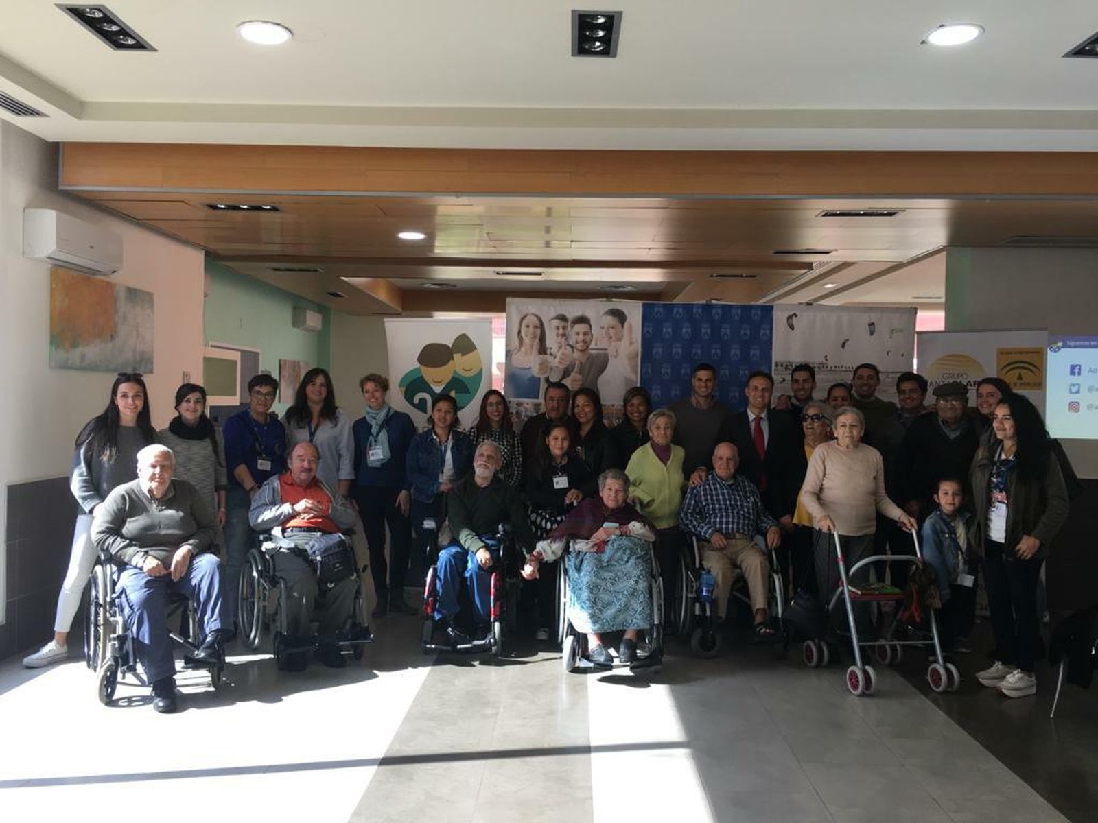 El encuentro entre los jóvenes voluntarios y abuelos y abuelas "adoptados", con los que harán labores de acompañamiento y solidaridad.