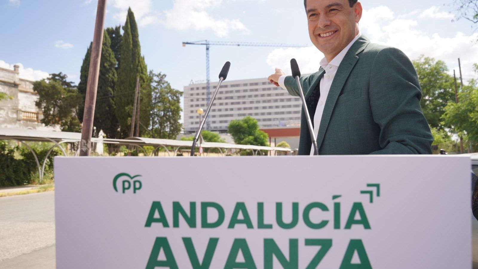 El presidente de la Junta y candidato del PP, Juanma Moreno, ante el Hospital Militar El presidente de la Junta y candidato del PP, Juanma Moreno, ante el Hospital Militar