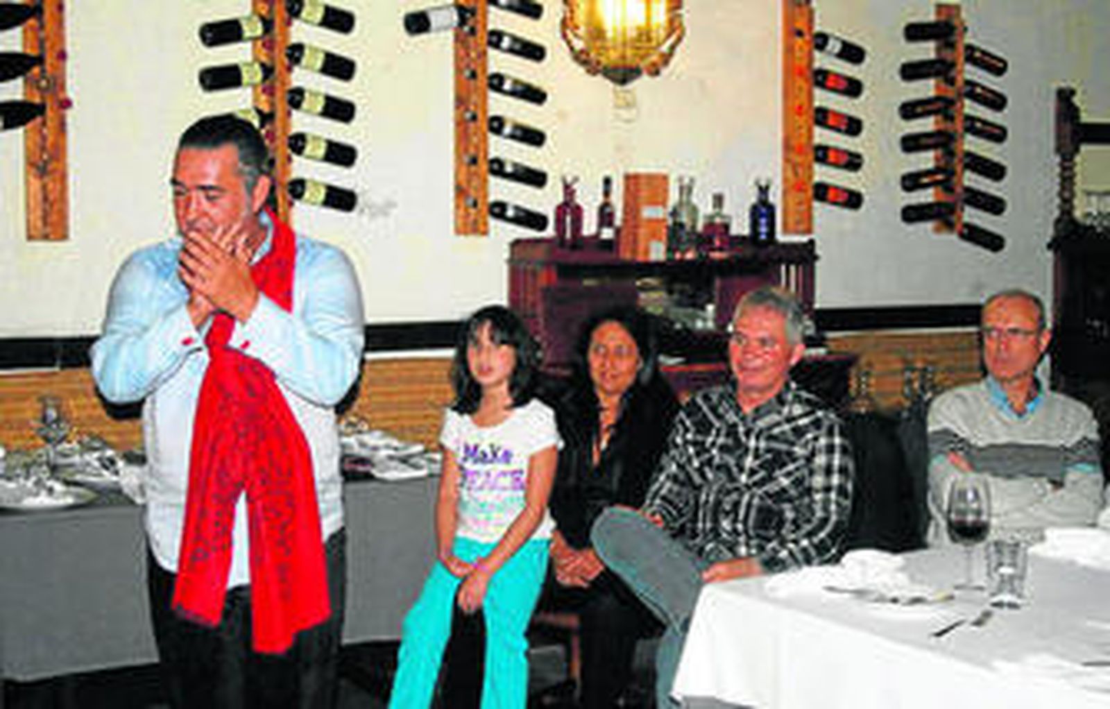 Carlos José Mata Figueroa (segundo por la derecha), durante la cena en el restaurante 'La Carboná'.