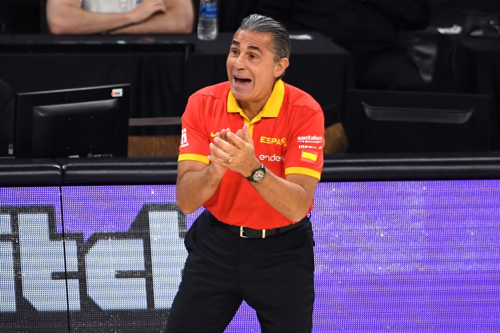 Sergio Scariolo da órdenes a sus jugadores durante un partido de la selección.