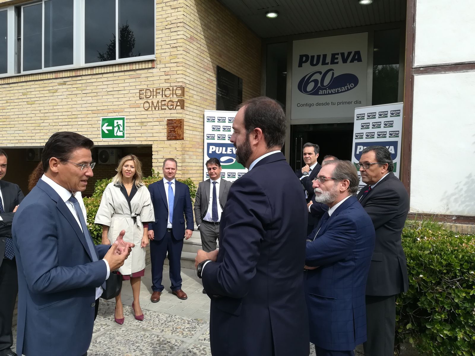 Imagen de la llegada de la visita del alcalde, Luis Salvador, recibido por el consejero delegado de Puleva en Granada, Ignacio Elola