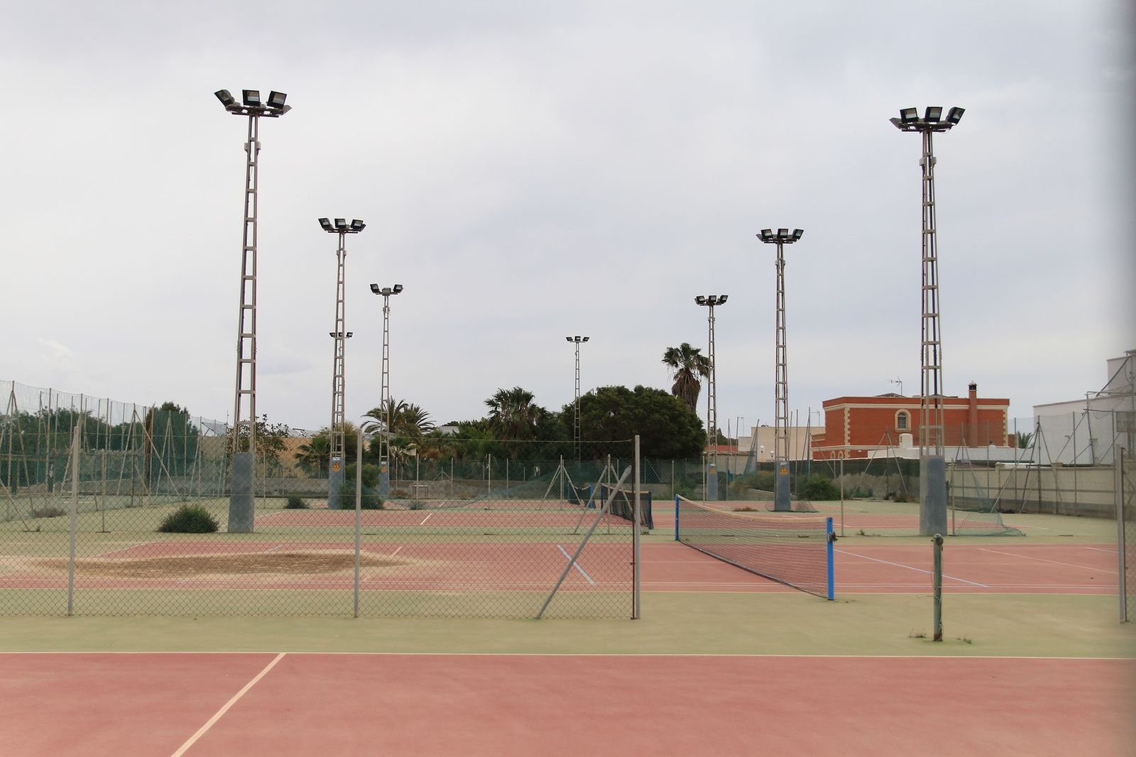 Las viejas pistas polideportivas a remozar en Costacabana.