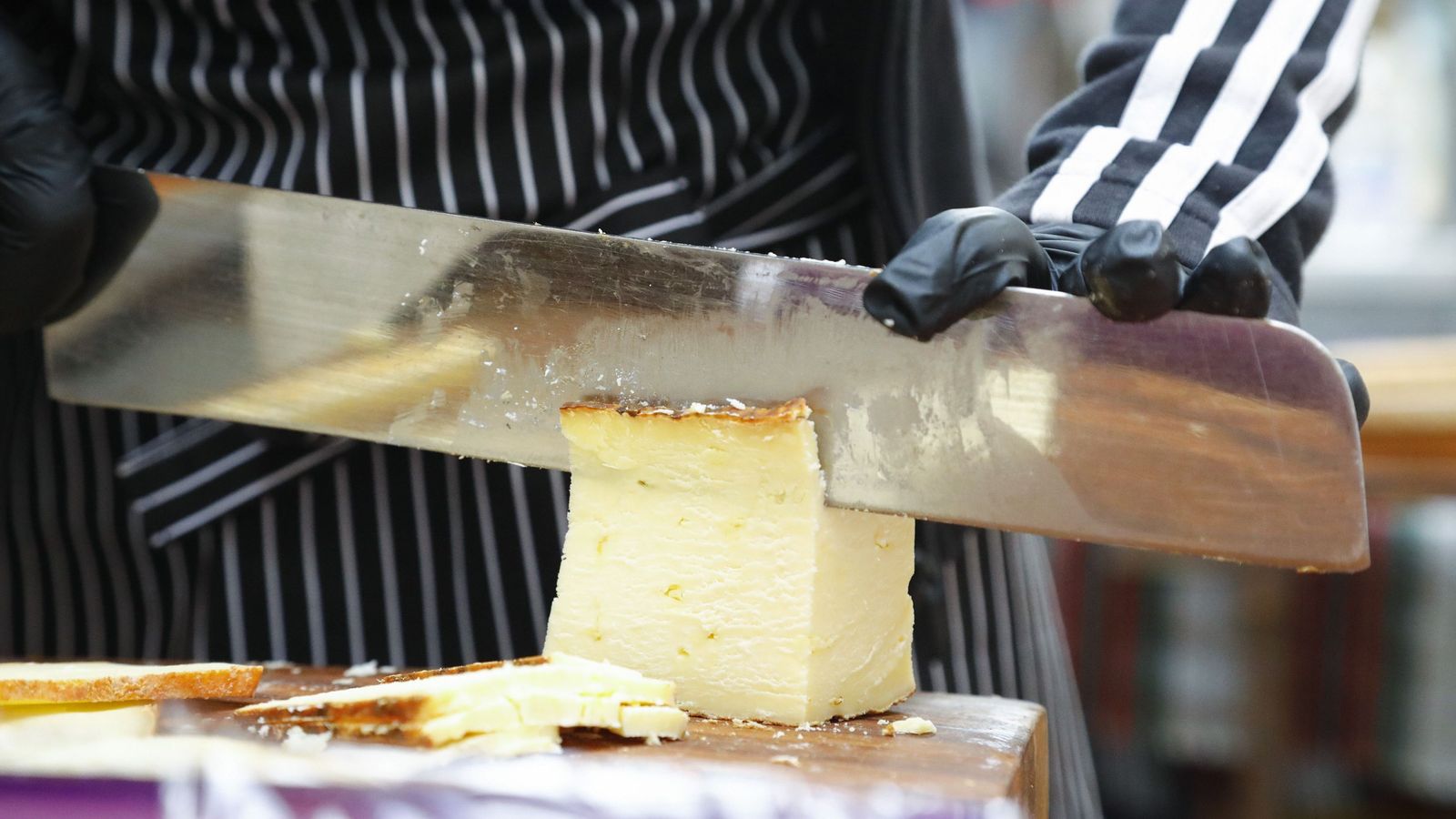 Corte de uno de los quesos tradicionales de la muestra.