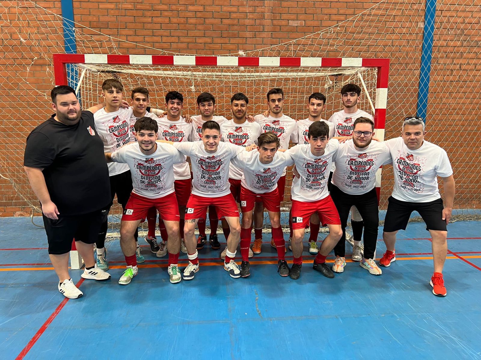 Los jugadores y cuerpo técnico del Sporting Almería posan con la camiseta conmemorativa de campeones de liga de División de Honor.