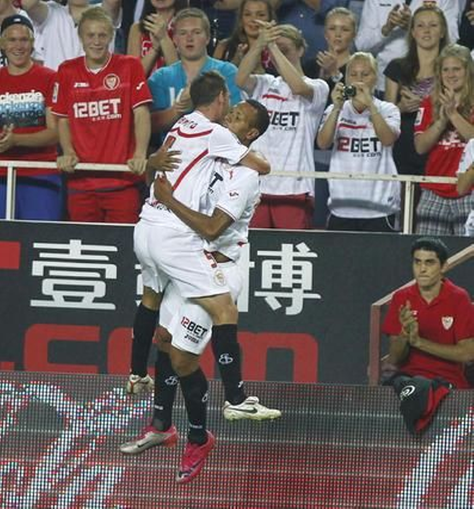 El Sevilla vence 4-3 al Athletic de Bilbao en el Sánchez Pizjuán con dos goles de Luis Fabiano y dos de Kanoute de penalti. / Antonio Pizarro