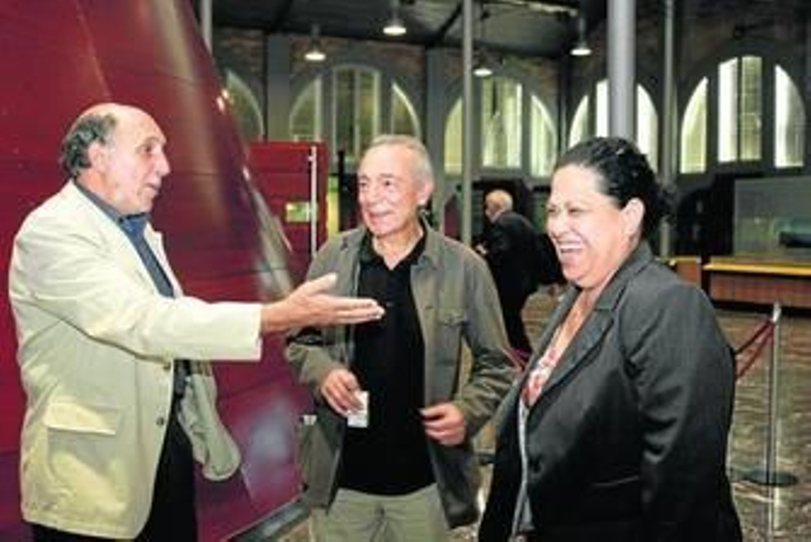 El delegado de Cultura, Juan José Oña, el actor José Luis Gómez y la presidenta de la Autoridad Portuaria, Manuela de Paz, ayer, en Las Cocheras.